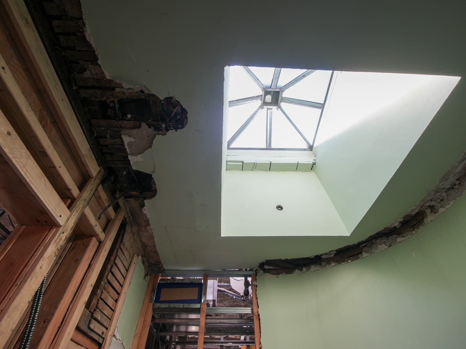 Pågående renovering med synliga reglar och takfönster