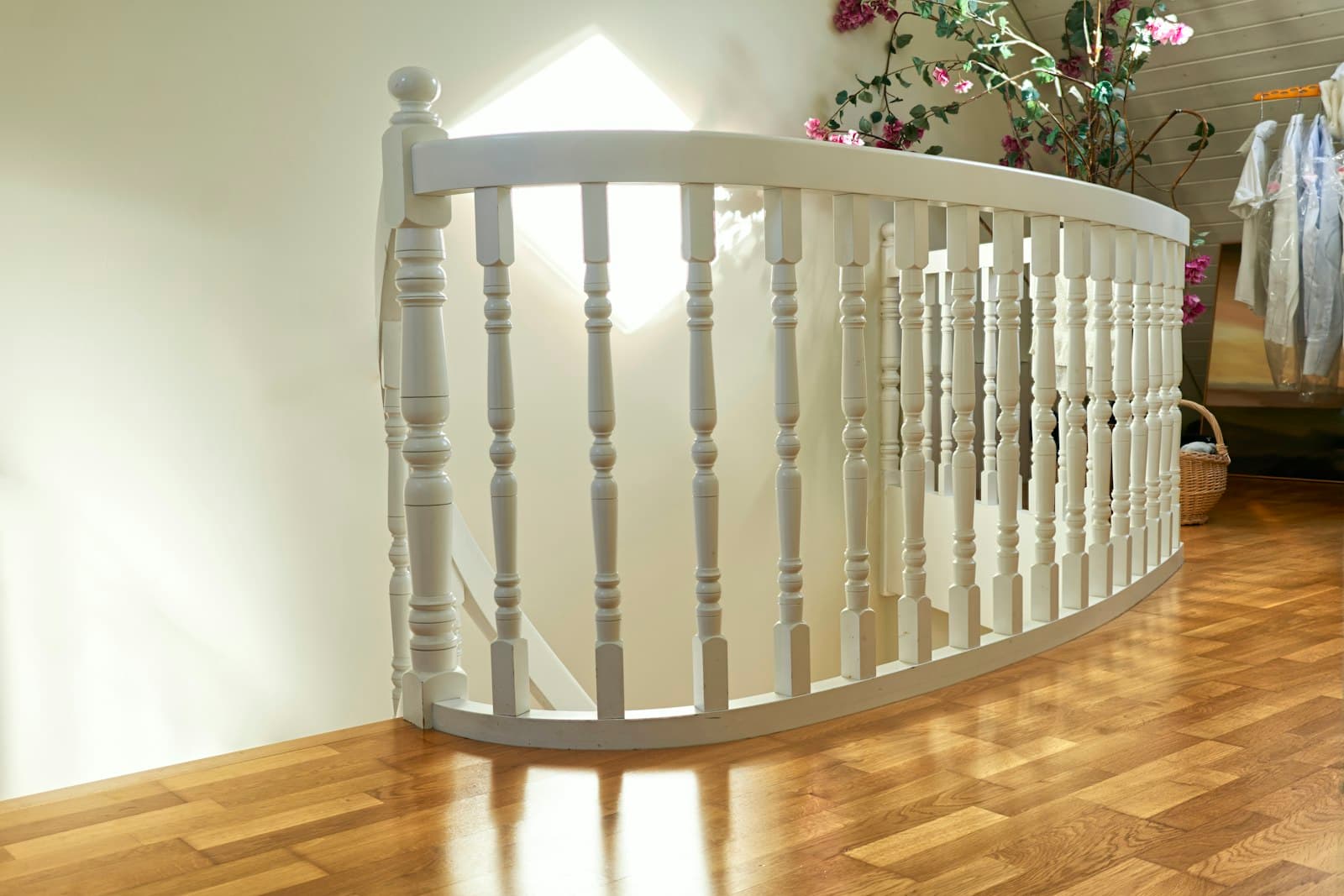 Vit trätrappa med svarvade balusteres på parkettgolv